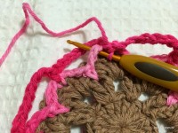 Passo_a_passo_flor_paix_o_por_roma_www.croche.com_64_