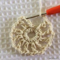 Tapete redondo com flor girasso passo a passo (10)