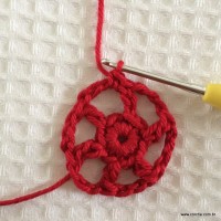 Iniciando a primeira p&eacute;tala com ponto baixo