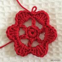 Alongando o fio para trabalhar atr&aacute;s da flor