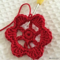 Introduzindo a agulha para puxar o fio para o avesso