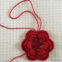 Cortando o fio ap&oacute;s finalizar as p&eacute;talas