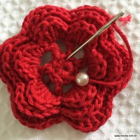 Flor finalizada com p&eacute;rola aplicada