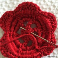 Cortando as sobras de fio do arremate