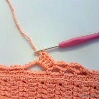 Lequinho de pontos altos no bico de crochê