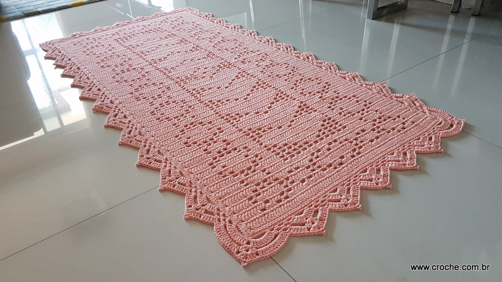 Tapete salmão pronto no chão da sala