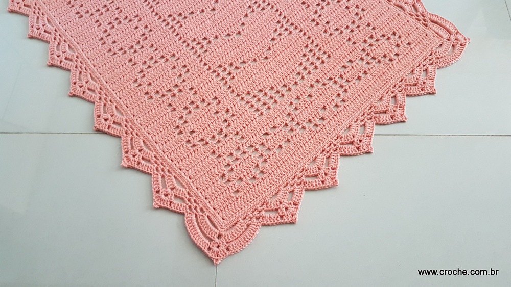 Tapete salmão de crochê com desenhos de corações