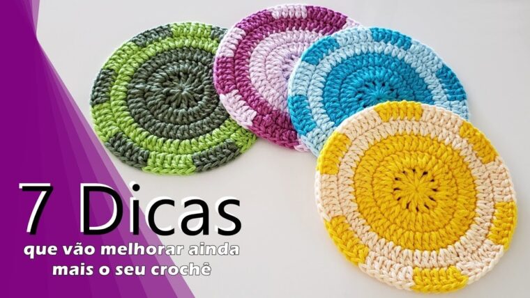 Detalhe de trabalho manual em crochê: Peças redondas de crochê em fio de algodão, pontos altos e baixos, nas cores verde, roxo, azul e amarelo. Dicas para melhorar o seu crochê. — Produzido por Samuel Ramos - Blog do Crochê.