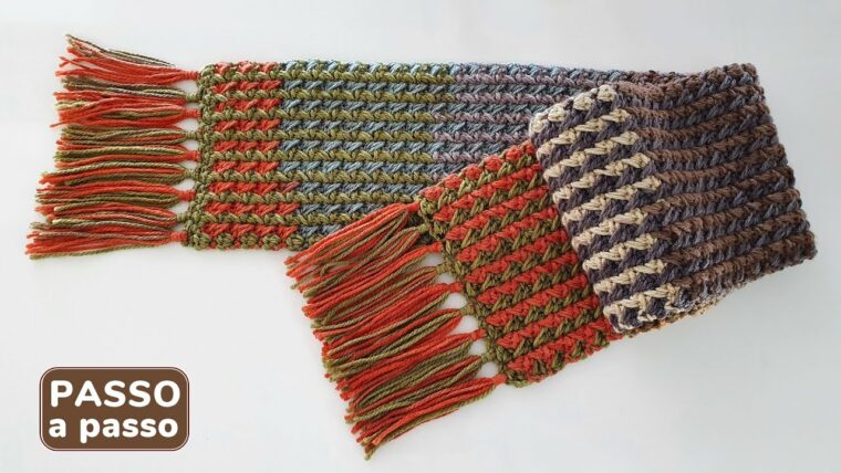 Detalhe de trabalho manual em crochê: Cachecol retangular em crochê com ponto alto e baixo, fio de algodão colorido nos tons terra, verde, azul e bege, finalizado com franjas. — Produzido por Samuel Ramos - Blog do Crochê.