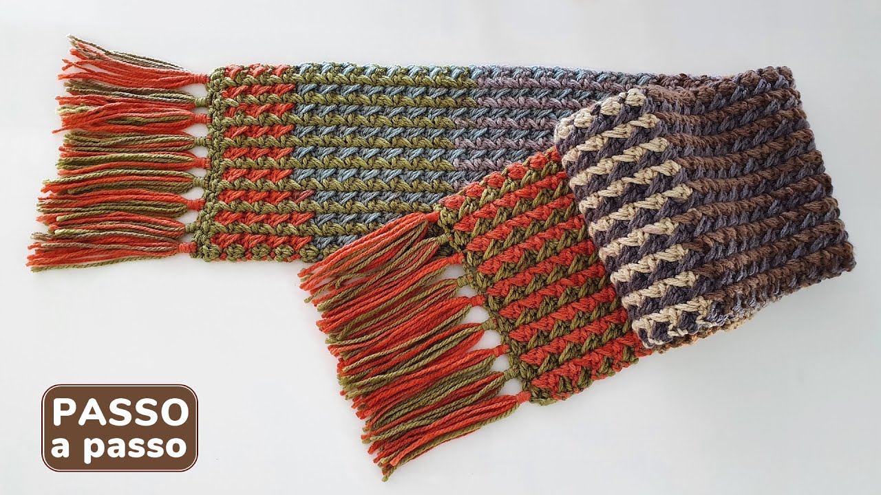 Detalhe de trabalho manual em crochê: Cachecol retangular em crochê com ponto alto e baixo, fio de algodão colorido nos tons terra, verde, azul e bege, finalizado com franjas. — Produzido por Samuel Ramos - Blog do Crochê.