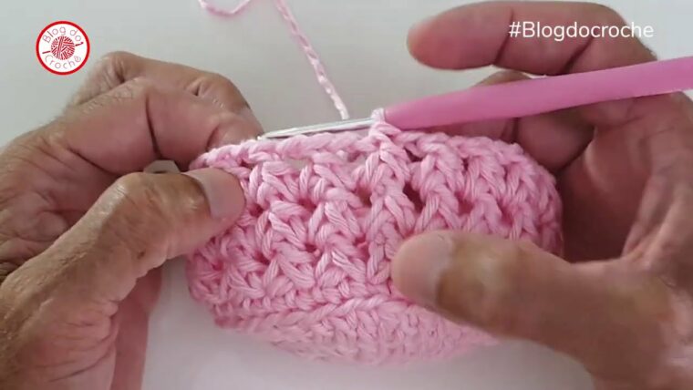 Detalhe de trabalho manual em crochê: Mãos fazendo a finalização de volta com o ponto trindade, criando peça arredondada — Produzido por Samuel Ramos - Blog do Crochê.