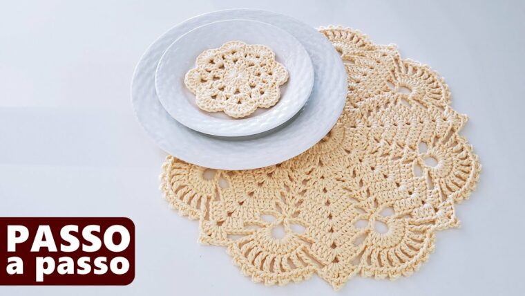 Detalhe de trabalho manual em crochê: Sousplat de crochê bege, ponto alto em relevo e pipoca, fio de algodão, formato redondo vazado, acabamento detalhado, ideal para mesa posta artesanal e decorativa. — Produzido por Samuel Ramos - Blog do Crochê.