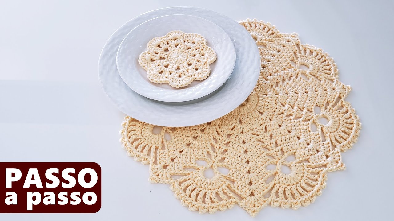 Detalhe de trabalho manual em crochê: Sousplat de crochê bege, ponto alto em relevo e pipoca, fio de algodão, formato redondo vazado, acabamento detalhado, ideal para mesa posta artesanal e decorativa. — Produzido por Samuel Ramos - Blog do Crochê.