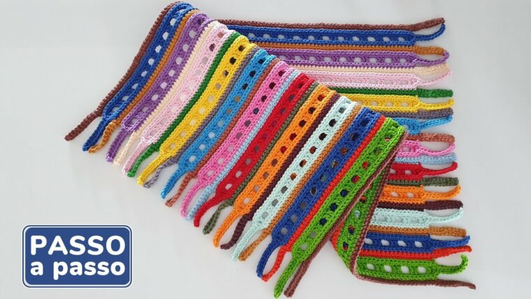 Detalhe de trabalho manual em crochê: Sousplat de crochê colorido, feito com pontos altos e baixos em fio de algodão, formato retangular, destacando várias cores vibrantes, ideal para decoração artesanal. — Produzido por Samuel Ramos - Blog do Crochê.