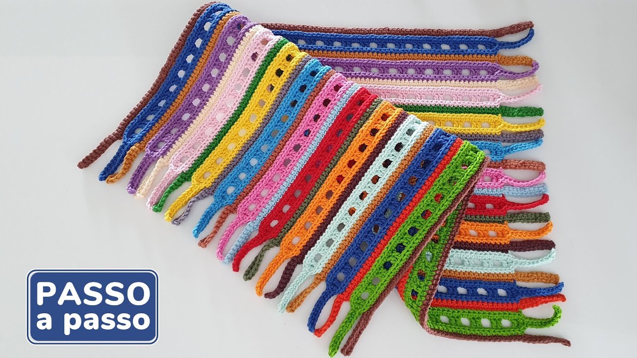 Detalhe de trabalho manual em crochê: Sousplat de crochê colorido, feito com pontos altos e baixos em fio de algodão, formato retangular, destacando várias cores vibrantes, ideal para decoração artesanal. — Produzido por Samuel Ramos - Blog do Crochê.