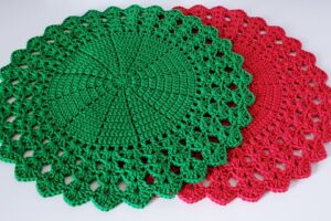 Sousplat de crochê modelo Pinheiro na cor verde bandeira em uma mesa posta