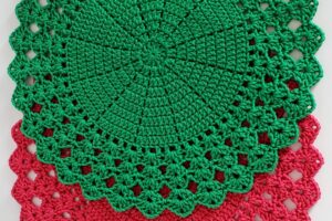 Green and red crochet placemats known as Sousplat Pinheiro, representing the most-watched crochet pattern in the world by Samuel Ramos.