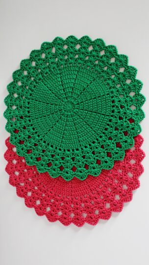 Green and red crochet placemats known as Sousplat Pinheiro, representing the most-watched crochet pattern in the world by Samuel Ramos.