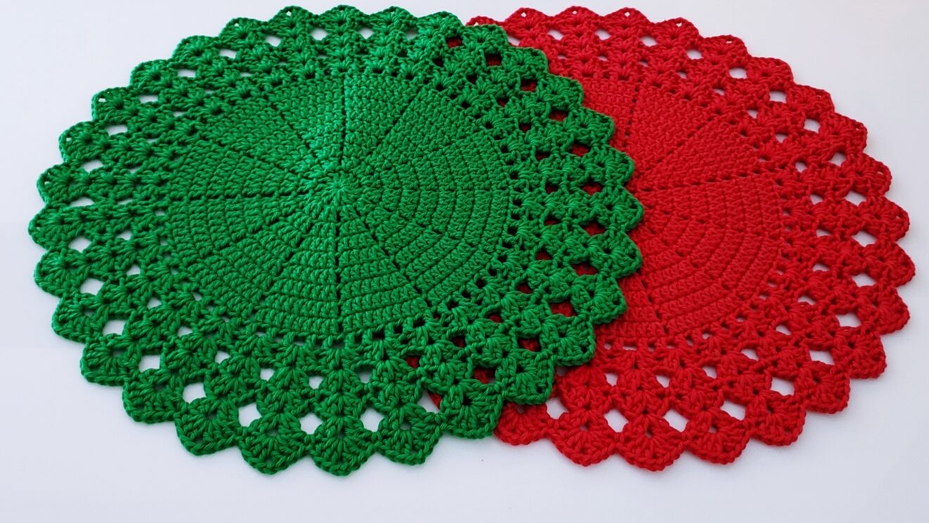 Sousplat de crochê modelo Pinheiro na cor verde bandeira em uma mesa posta.